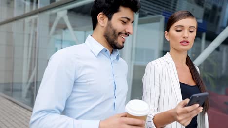 Gente-de-negocios-va-a-trabajar-con-teléfono-y-café-en-la-calle