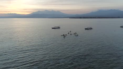 Clase-de-Yoga-amanecer-en-Stand-Up-Paddle-Boards-en-el-océano-de-la-calma