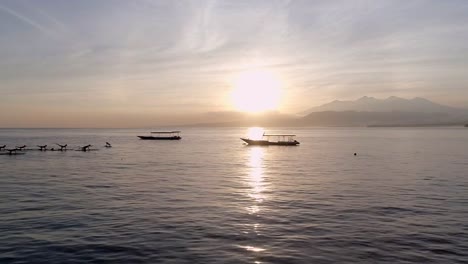 Clase-de-Yoga-amanecer-en-Stand-Up-Paddle-Boards-en-el-océano-de-la-calma