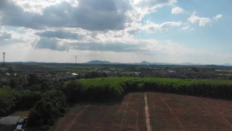 Pan-rápido-en-zona-residencial-con-amplia-panorámica