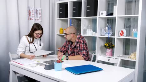 Ein-Mann-kam-zum-Arzt.-Der-Arzt-kommuniziert-mit-dem-Patienten-in-seinem-Büro.