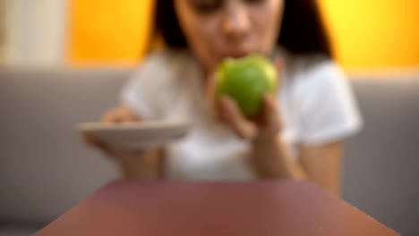 Person-dient-Apple-zu-hungern-Mädchen,-strengen-Veganismus-und-Mangel-an-Vitaminen,-Ernährung