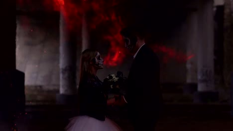 Pareja-con-maquillaje-para-Halloween-en-una-fiesta,-un-gran-incendio-arde-cerca.