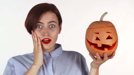 Junge-Frau-sieht-schockiert,-posiert-mit-Halloween-geschnitzt-Ende