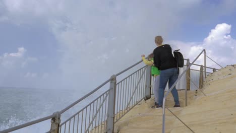 Touristen-werden-nass-während-des-Besuchs-in-Rosh-Hanikra