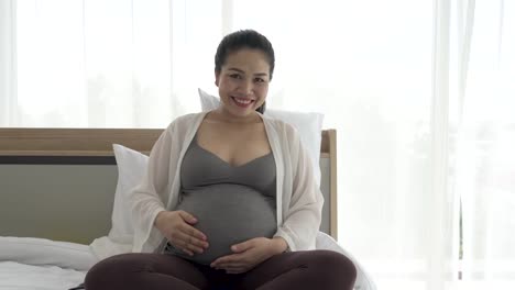 Las-mujeres-embarazadas-están-viendo-imágenes-de-bebés-a-partir-de-ultrasonidos.