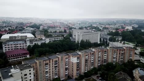 Luftaufnahme-der-Stadt-mit-sozialistischem-sowjetischen-Baustil-an-bewölktem-Tag.-In-der-Sowjetunion-wurden-Gebäude-gebaut.-Die-Architektur-sieht-aus-wie-die-meisten-postsowjetischen-Pendlerstädte.