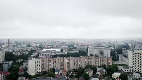 Luftaufnahme-der-Stadt-mit-sozialistischem-sowjetischen-Baustil-an-bewölktem-Tag.-In-der-Sowjetunion-wurden-Gebäude-gebaut.-Die-Architektur-sieht-aus-wie-die-meisten-postsowjetischen-Pendlerstädte.