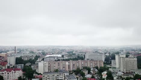 Luftaufnahme-der-Stadt-mit-sozialistischem-sowjetischen-Baustil-an-bewölktem-Tag.-In-der-Sowjetunion-wurden-Gebäude-gebaut.-Die-Architektur-sieht-aus-wie-die-meisten-postsowjetischen-Pendlerstädte.