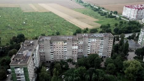 Luftaufnahme-der-Stadt-mit-sozialistischem-sowjetischen-Baustil-an-bewölktem-Tag.-In-der-Sowjetunion-wurden-Gebäude-gebaut.-Die-Architektur-sieht-aus-wie-die-meisten-postsowjetischen-Pendlerstädte.