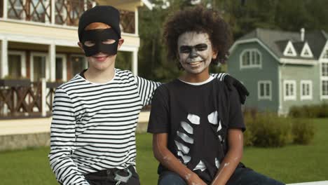 Porträt-zweier-Jungen-in-Halloween-Kostümen