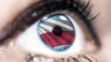 mujer-ojo-azul-en-primer-plano-con-la-bandera-de-Polonia-en-el-iris-con-el-movimiento-del-viento.-concepto-de-vídeo