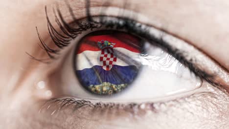 mujer-ojo-verde-en-primer-plano-con-la-bandera-de-Croacia-en-el-iris-con-el-movimiento-del-viento.-concepto-de-vídeo