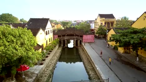 Flug-über-überdachte-japanische-Brücke-und-Hoian-Stadtbild