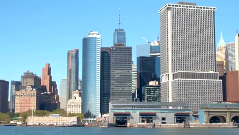 CLOSE-UP:-Staten-Island-Ferry-building,-vidriosos-rascacielos-en-el-Downtown-de-Manhattan