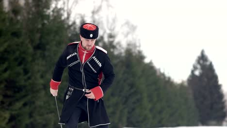 Un-joven-con-ropa-cosaca-balanceando-una-espada-en-un-paisaje-invernal-en-la-nieve.