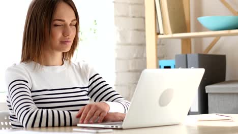 Daumen-runter-Geste-von-schöne-Frau-bei-der-Arbeit