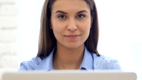 Daumen-runter,-frustrierte-Frau-Geste-beim-Sitzen-im-Büro