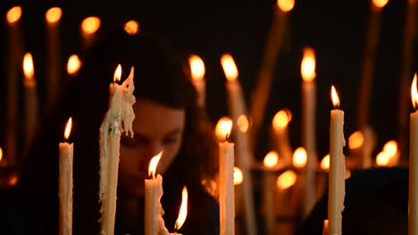 Personas-en-el-candelabro-y-velas