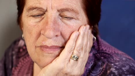 Closeup-Portrait-Of-An-Old-Woman-sad-and-pensive-at-Home:-Thoughtful-Elderly