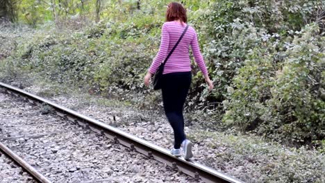 Ein-Mädchen-auf-einem-Bahngleis