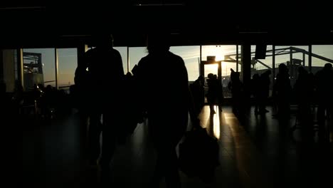 Silueta-en-el-aeropuerto