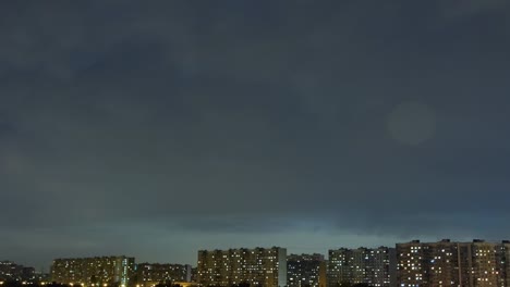 Gewitter-bewegt-über-Wohnungen-Gebäude-in-der-Nacht