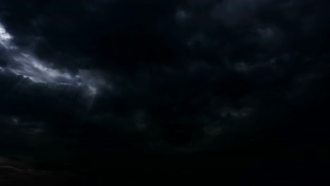 Nubes-de-tempestad-de-truenos-en-la-noche-con-rayos-de-luz-desde-la-parte-superior.-Lazo-de-Timelapse-de-4K.