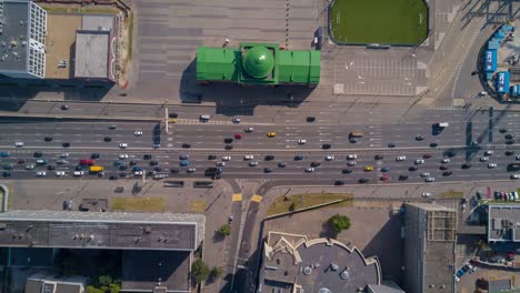 Rusia-Moscú-día-soleado-tráfico-calle-cruce-aéreo-por-lapso-hyper-panorama-4k