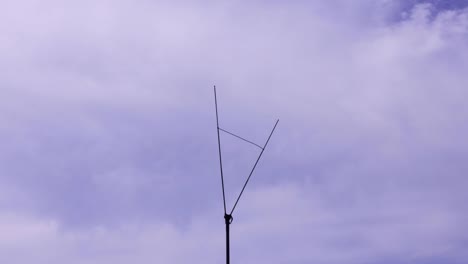 Blitzableiter-in-den-Himmel-leichte-Wolken