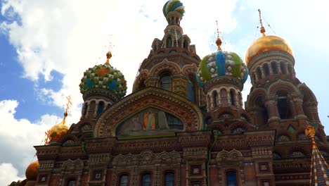 Die-Kirche-des-Retters-auf-Blut-ist-gegen-den-Himmel-mit-Wolken.-St.-Petersburg