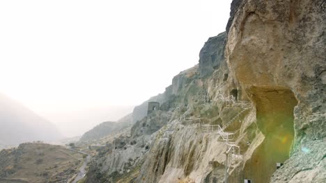 VARDZIA,-GEORGIA---17.-Oktober-2017:-Menschen-sightseeing-Vardzia-Höhle-Kloster-Website-in-Georgien-am-Erusheti-Berg.