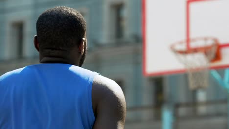 Entrenador-de-baloncesto-demostrando-limpio-tiro-al-aro,-estilo-de-vida-saludable,-la-energía