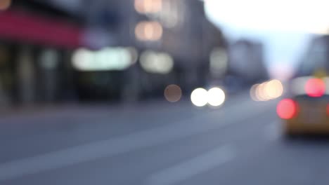 Bokeh-Auto-Licht-in-der-Nacht.-Aus-Fokus-Ampeln.