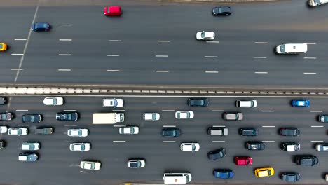 Eine-Draufsicht-auf-ein-zwei-Wege-Straße.