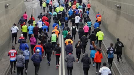 Corredores-del-maratón-de-ciudad-lenta-en-las-calles