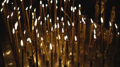 Metall-Kerze-Licht-Feuerkorb-in-der-Kirche.