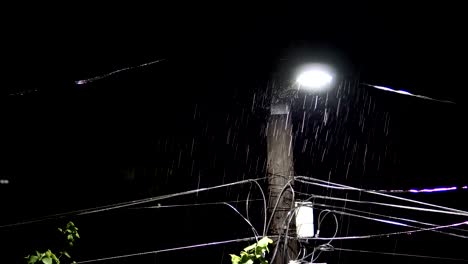 Tormenta-de-lluvia-de-la-noche-con-luces-de-trueno,-sonidas-incluido