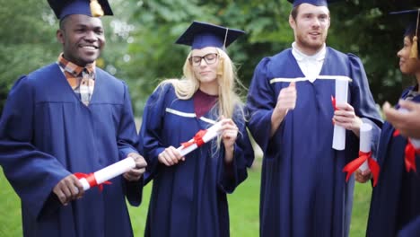 estudiantes-felices-en-juntas-de-mortero-con-diplomas