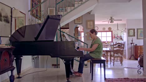 Mujer-tocando-un-piano-en-su-casa