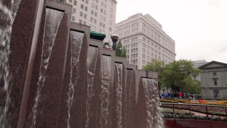 Fuente-Plaza-del-centro-de-la-ciudad-en-el-noroeste-del-Pacífico