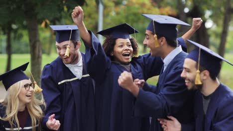 glückliche-Schüler-in-Mörtel-Boards-mit-Diplomen