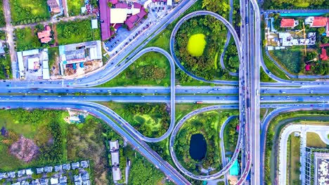 Lapso-de-tiempo-de-la-vista-aérea-de-la-autopista,-autopista-y-carretera-en-el-detalle-de-cruce-en-la-noche