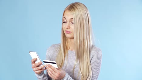 Woman-has-problem-with-mobile-payment