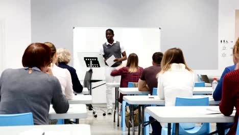 Hombre-del-afroamericano-conferencias-a-los-estudiantes-atentos