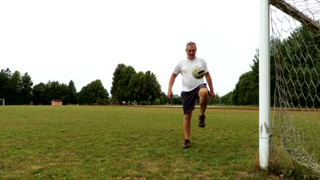 Amateur-versucht,-mit-einem-Ball-jonglieren