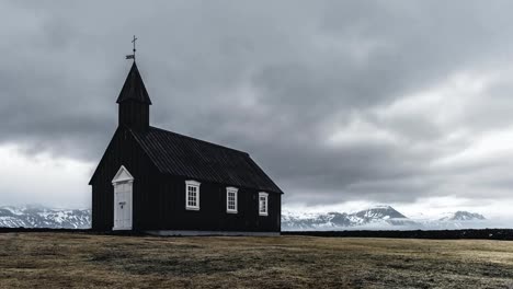 FullHD-Film-video-Zeitraffer-der-schwarzen-Kirche-von-Budir,-Island.-Berühmte-Schwarze-Kirche-von-Budir-auf-Snaefellsnes-Halbinsel-Region-in-Island