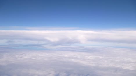 Flug-über-den-Wolken-in-4k