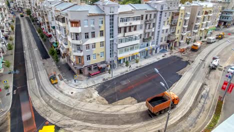 Pavimentadora-de-asfalto,-rodillo-y-camión-en-la-carretera-de-reparacion-sitio-durante-asfaltado-timelapse.-Maquinaria-para-construcción-de-carreteras