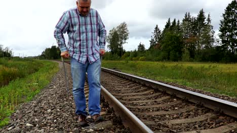 Con-discapacidad-tratando-sobre-las-vías-del-ferrocarril